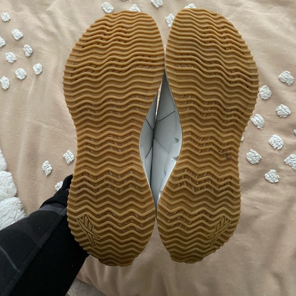 Unworn Reebok sneakers - Picture 2 of 4